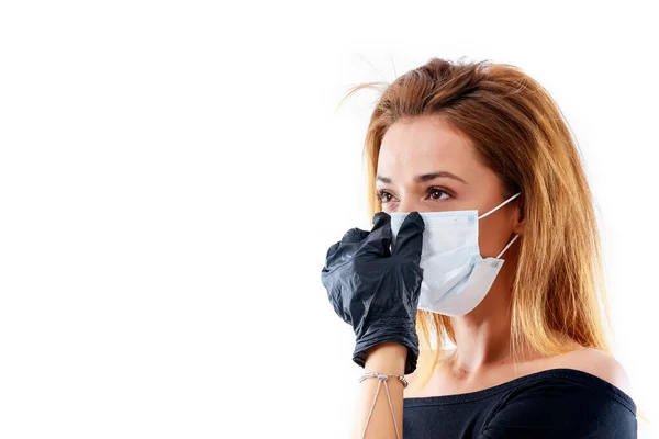 Mooie Blanke Jonge Vrouw Met Wegwerp Gezichtsmasker Bescherming Tegen Virussen — Stockfoto