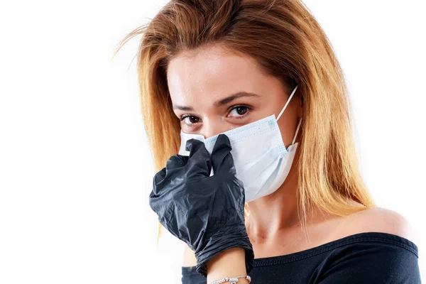 漂亮的高加索年轻女人 戴着一次性面罩 保护与病毒和感染 工作室肖像 白色背景的概念 — 图库照片