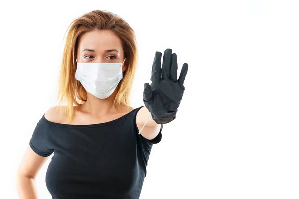 漂亮的高加索年轻女人 戴着一次性面罩 保护与病毒和感染 工作室肖像 白色背景的概念 — 图库照片
