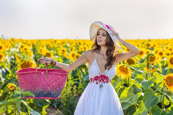 Bella Donna Posa Nel Campo Agricolo Con Girasole Una Giornata — Foto Stock