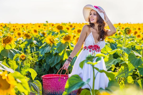 Bella Donna Posa Nel Campo Agricolo Con Girasole Una Giornata — Foto Stock