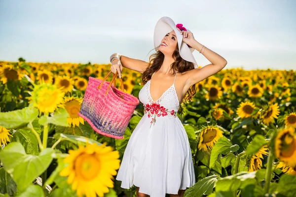 Schöne Frau Posiert Einem Sonnigen Sommertag Auf Dem Feld Mit — Stockfoto