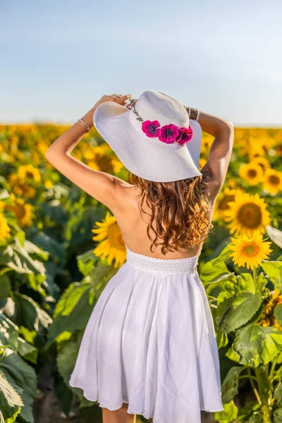 Mooie Vrouw Poseert Landbouw Veld Met Zonnebloem Een Zonnige Zomerdag — Stockfoto