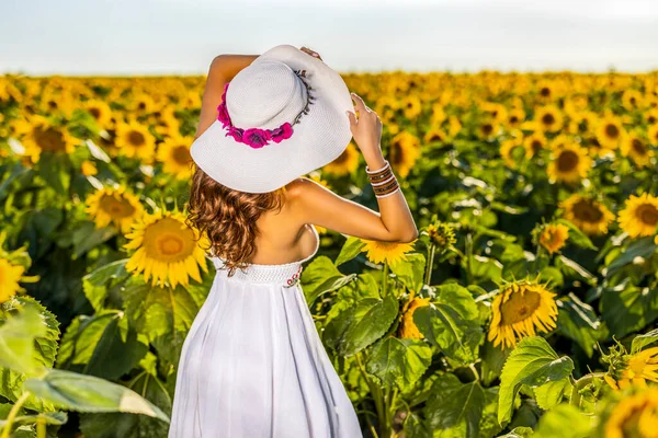 Mooie Vrouw Poseert Landbouw Veld Met Zonnebloem Een Zonnige Zomerdag — Stockfoto