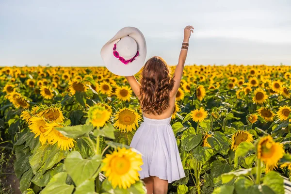 Mooie Vrouw Poseert Landbouw Veld Met Zonnebloem Een Zonnige Zomerdag — Stockfoto