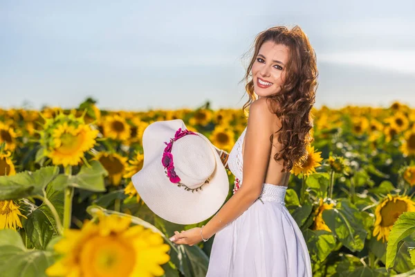 Schöne Frau Posiert Einem Sonnigen Sommertag Auf Dem Feld Mit — Stockfoto