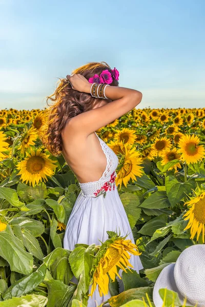 Mooie Vrouw Poseert Landbouw Veld Met Zonnebloem Een Zonnige Zomerdag — Stockfoto