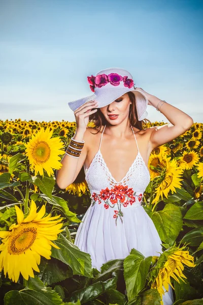 Mooie Vrouw Poseert Landbouw Veld Met Zonnebloem Een Zonnige Zomerdag — Stockfoto