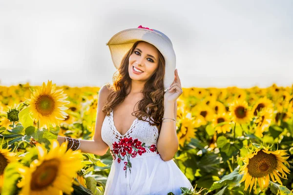 Bella Donna Posa Nel Campo Agricolo Con Girasole Una Giornata — Foto Stock