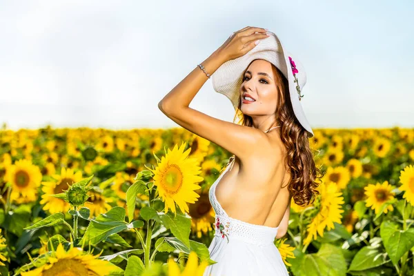 Piękna Kobieta Pozuje Polu Rolniczym Słonecznikiem Słoneczny Letni Dzień — Zdjęcie stockowe