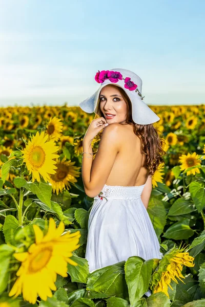 Bella Donna Posa Nel Campo Agricolo Con Girasole Una Giornata — Foto Stock