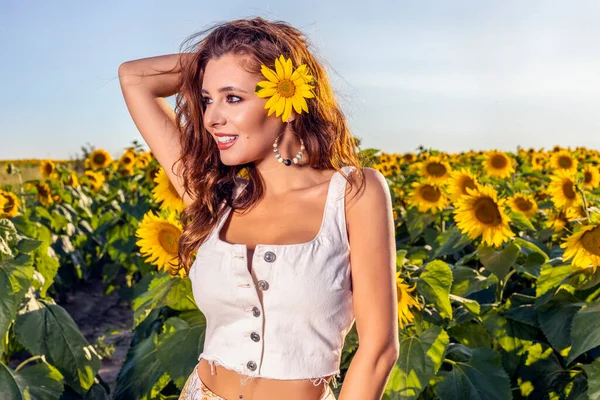 Mulher Bonita Posa Campo Agrícola Com Girassol Dia Ensolarado Verão — Fotografia de Stock