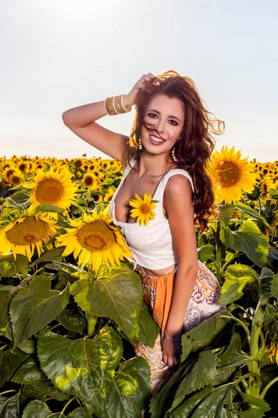 Hermosa Mujer Posa Campo Agrícola Con Girasol Día Soleado Verano —  Fotos de Stock