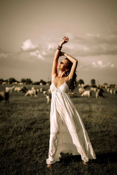 Mulher Bonita Vestindo Vestido Branco Goza Prados Com Ovelhas Fundo — Fotografia de Stock