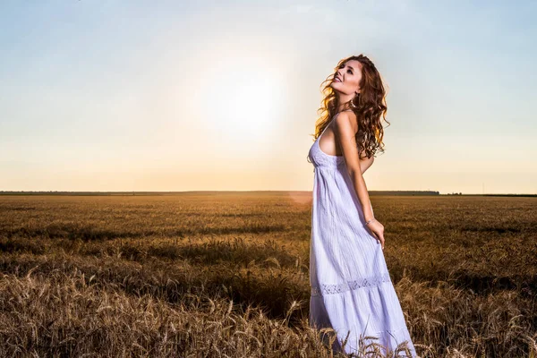 Una Bella Donna Vestita Bianco Campo Grano Tramonto — Foto Stock