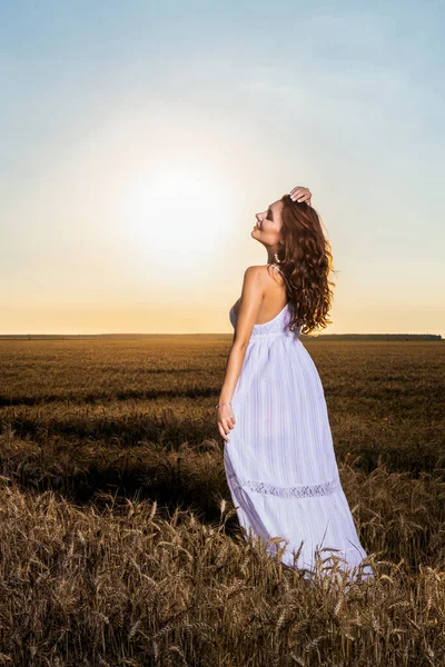 Een Prachtige Vrouw Een Witte Jurk Een Tarweveld Bij Zonsondergang — Stockfoto