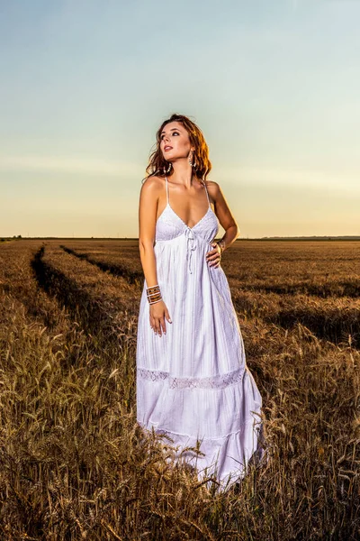 Eine Schöne Frau Einem Weißen Kleid Einem Weizenfeld Bei Sonnenuntergang — Stockfoto