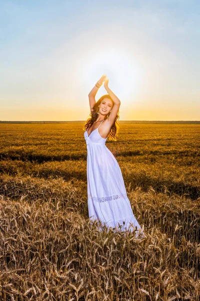 Piękna Kobieta Białej Sukience Polu Pszenicy Zachodzie Słońca — Zdjęcie stockowe