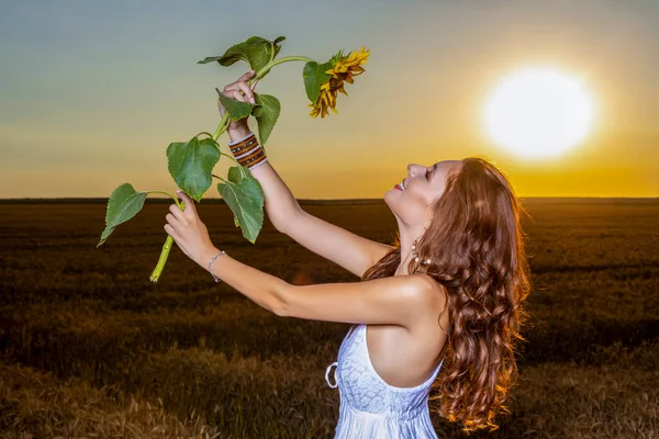 Mooie Vrouw Witte Jurk Een Tarweveld Met Een Zonnebloem Bij — Stockfoto