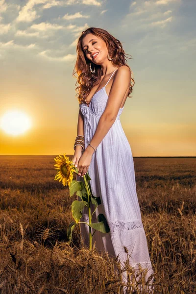 Mooie Vrouw Witte Jurk Een Tarweveld Met Een Zonnebloem Bij — Stockfoto