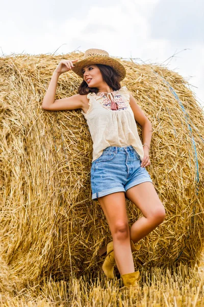 Hermosa Mujer Vaquera Posando Cerca Del Pajar Concepto Moda —  Fotos de Stock