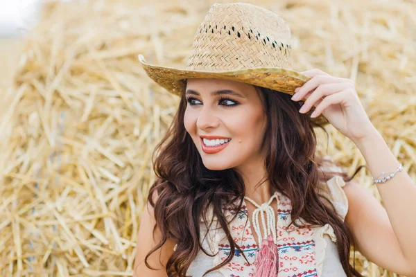 Hermosa Mujer Vaquera Posando Cerca Del Pajar Concepto Moda —  Fotos de Stock