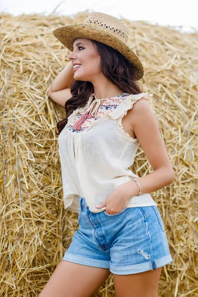 Hermosa Mujer Vaquera Posando Cerca Del Pajar Concepto Moda —  Fotos de Stock