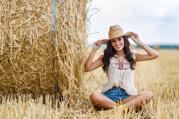 Schöne Cowboy Frau Posiert Der Nähe Der Heuhaufen Modekonzept — Stockfoto
