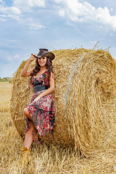 Schöne Cowboy Frau Posiert Der Nähe Der Heuhaufen Modekonzept — Stockfoto