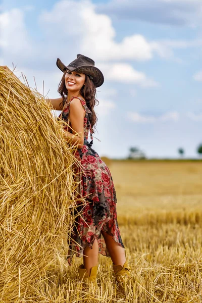 Bella Donna Cowboy Posa Vicino Pagliai Concetto Moda — Foto Stock