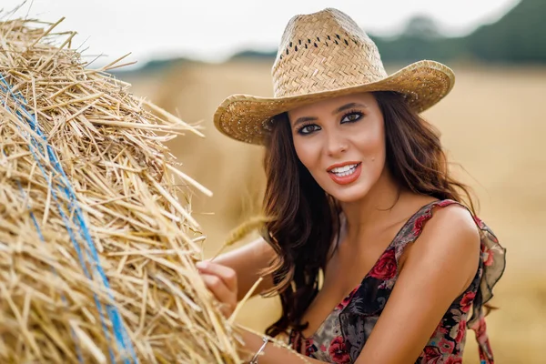 Bella Donna Cowboy Posa Vicino Pagliai Concetto Moda — Foto Stock