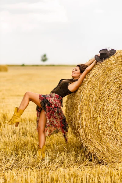 Bella Donna Cowboy Posa Vicino Pagliai Concetto Moda — Foto Stock