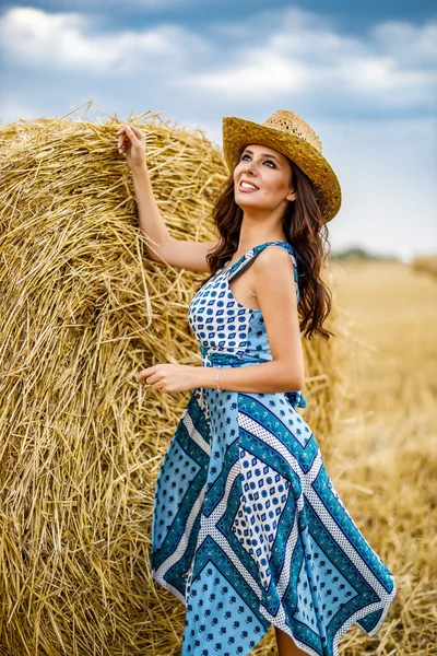 美丽的牛仔女人紧盯着草垛 时尚的概念 — 图库照片