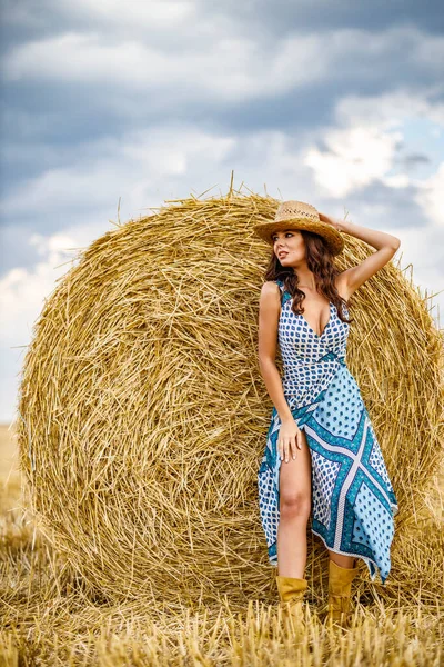 Bella Donna Cowboy Posa Vicino Pagliai Concetto Moda — Foto Stock