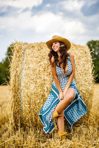 Bella Donna Cowboy Posa Vicino Pagliai Concetto Moda — Foto Stock