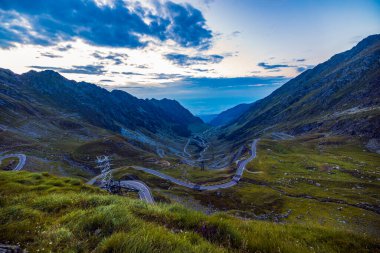 Romanya 'daki Transfagarasan Yolu, Karpat Dağlarının güney kesiminden geçen asfalt bir dağ yolu.