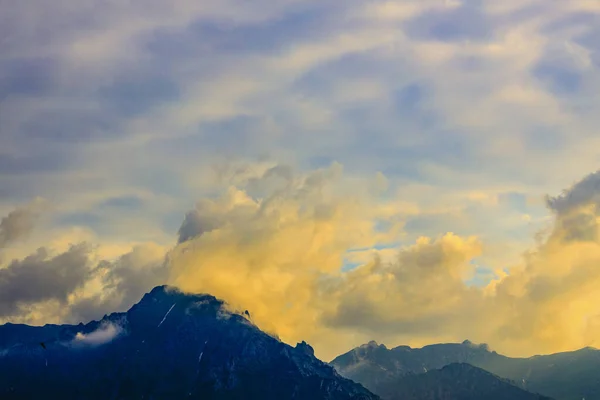 Beau Paysage Avec Falaise Montagne Travers Brouillard Matinal — Photo