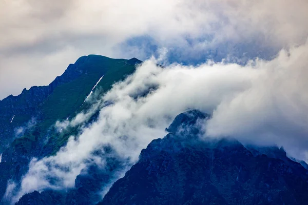 Bela Paisagem Com Montanha Penhasco Visto Através Nevoeiro Manhã — Fotografia de Stock