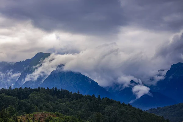 Hermoso Paisaje Con Acantilado Montaña Vista Través Niebla Mañana — Foto de Stock