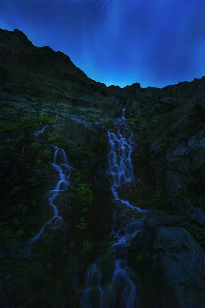 Фотография Красивого Водопада Горах Ночью Звездами — стоковое фото