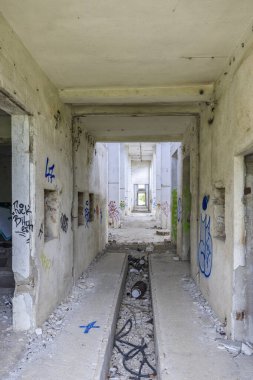 Eski, boş, terk edilmiş sanayi binası.