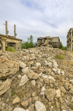 Bozulma sürecinde bir endüstriyel kompleks inşa etmek
