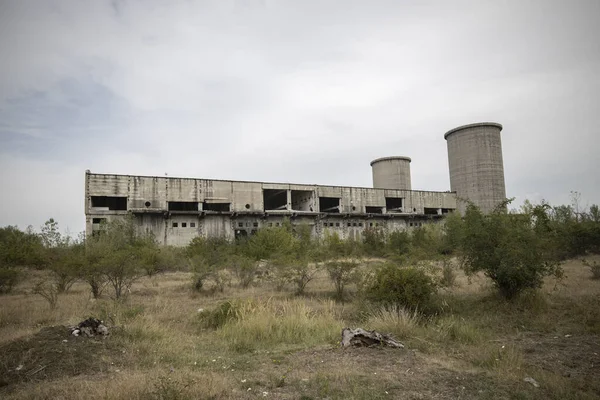 Bozulma Sürecinde Bir Endüstriyel Kompleks Inşa Etmek — Stok fotoğraf