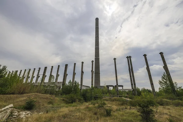 Bozulma Sürecinde Bir Endüstriyel Kompleks Inşa Etmek — Stok fotoğraf