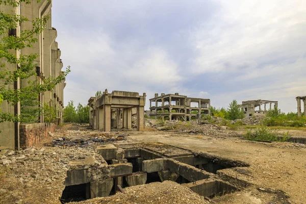 Bozulma sürecinde bir endüstriyel kompleks inşa etmek