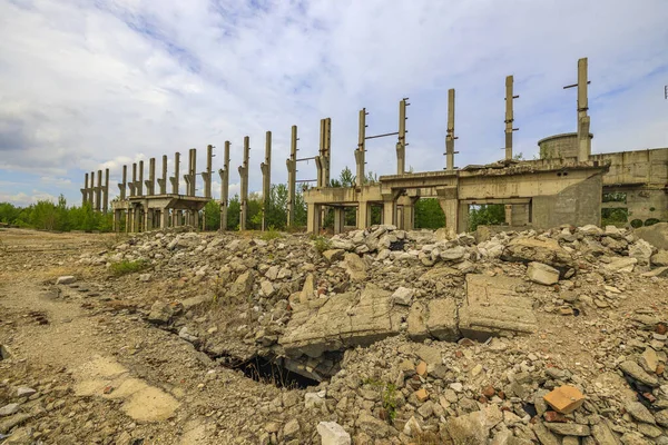 Bozulma Sürecinde Bir Endüstriyel Kompleks Inşa Etmek — Stok fotoğraf