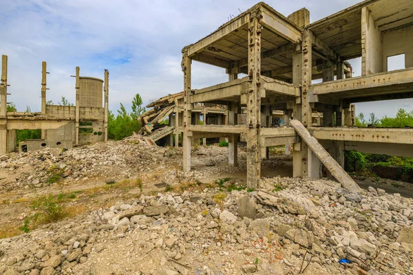 Bozulma Sürecinde Bir Endüstriyel Kompleks Inşa Etmek — Stok fotoğraf