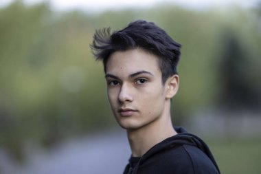 Sonbahar doğal ortamında sonbahar kıyafetleri içinde genç ve yakışıklı bir adam.