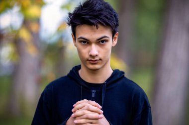 Sonbahar doğal ortamında sonbahar kıyafetleri içinde genç ve yakışıklı bir adam.