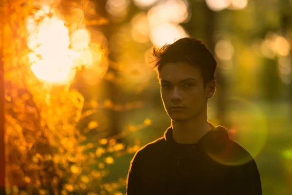 Jeune Homme Beau Dehors Dans Des Vêtements Automne Avec Environnement — Photo